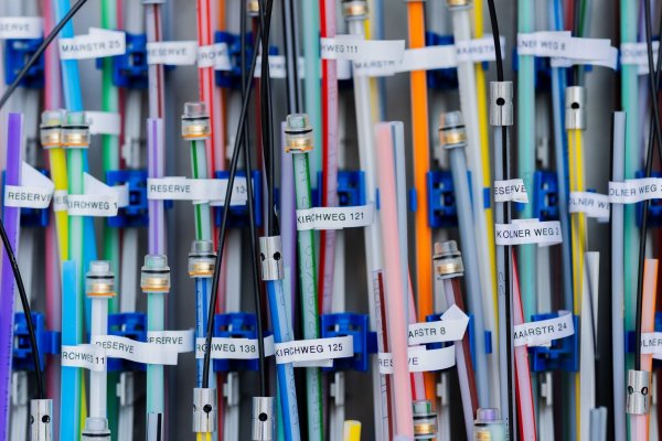 Glasfaserkabel in einem Verteilerkasten - ein Massengeschäft mit Nachfrageschwäche. - © Rolf Vennenbernd/dpa