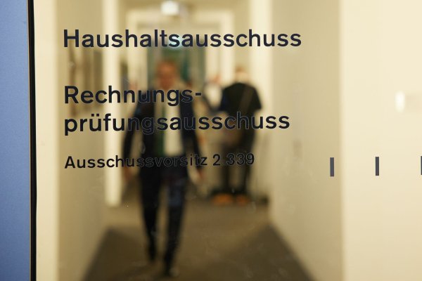 Im Bundestag legen die Fraktionen letzte Hand an den Etat für 2026. (Archivbild) - © Jörg Carstensen/dpa