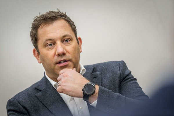 Der Vizekanzler reist als erster Minister der schwarz-roten Bundesregierung nach Peking. (Archivbild) - © Michael Kappeler/dpa