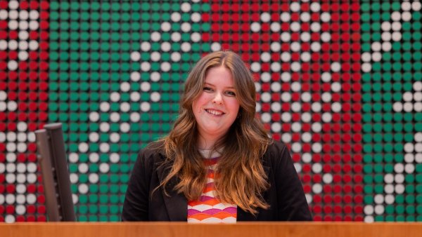 Drei Tage lang nehmen junge Leute im Alter von 16 bis 20 Jahren im NRW-Landtag die Plätze der 195 Abgeordneten ein. - © Rolf Vennenbernd/dpa