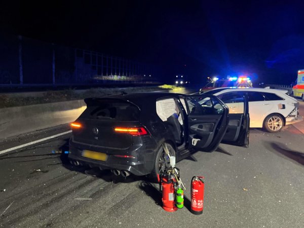 Auf der A4 bei Köln sind in einem verlassenen Unfallwagen Sprengmittel entdeckt worden. Die Autobahn wurde nach dem brisanten Fund zeitweise voll gesperrt. - © Polizei Köln/dpa