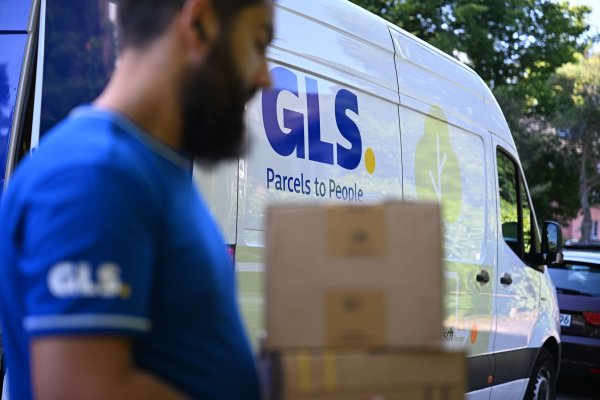Ein Paketbote von GLS bei der Arbeit. - © Wolf von Dewitz/dpa