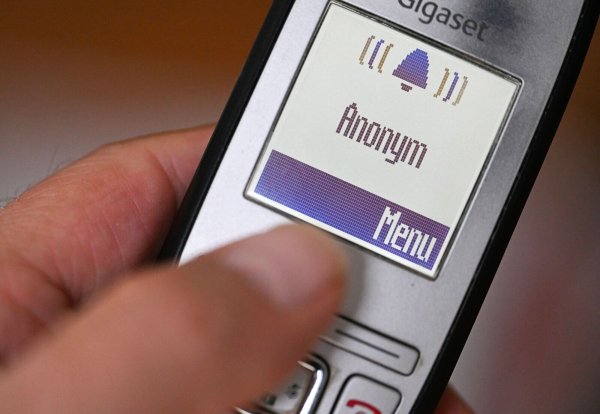 Vorsicht Schockanruf: Mit hohem psychologischen Druck versuchen immer wieder Betrüger am Telefon Geld zu ergaunern. (Symbolbild) - © Bernd Weißbrod/dpa