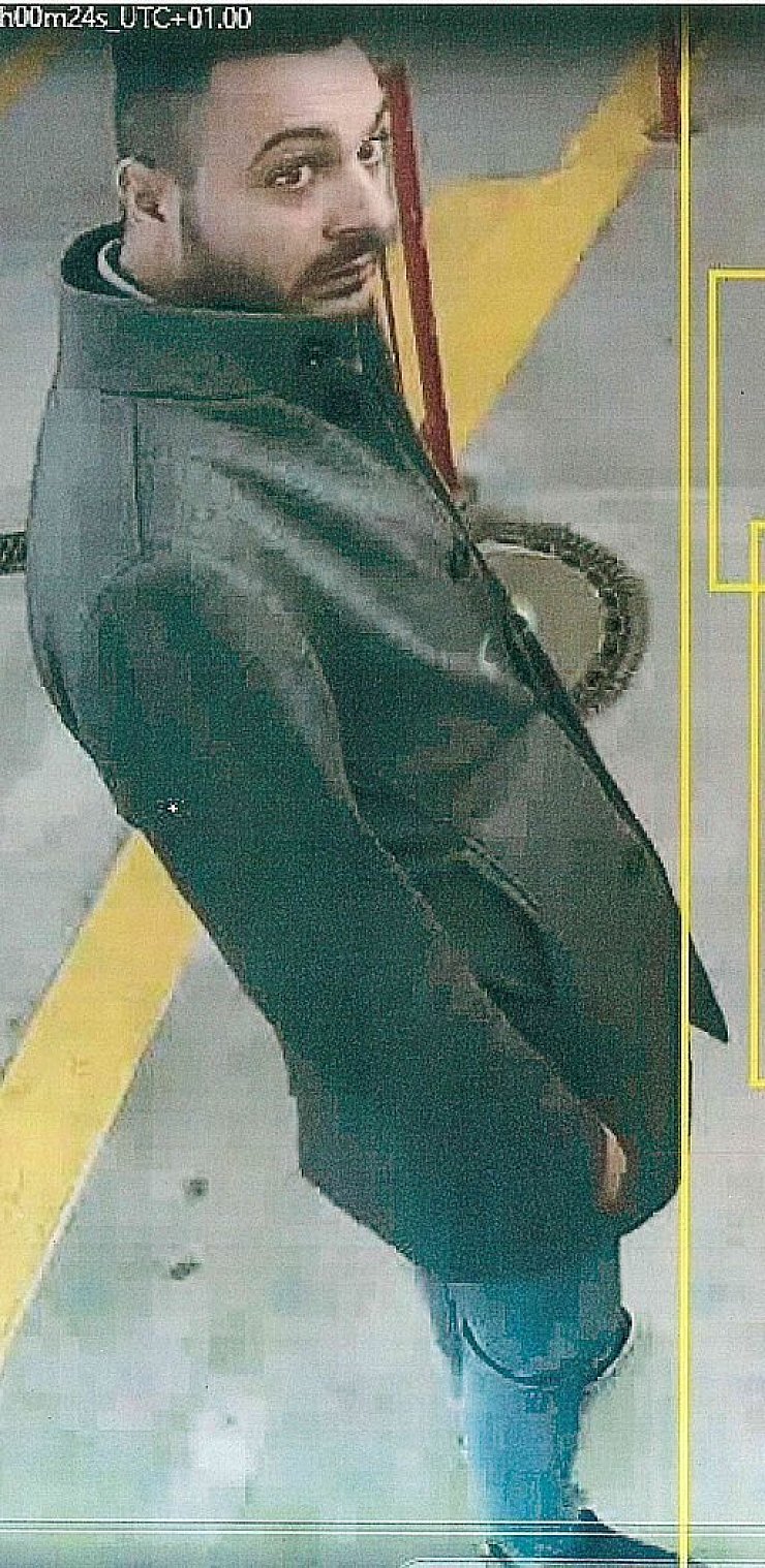 Mit diesem Foto einer Überwachungskamera fahndet die Polizei nach dem Betrüger. - © Polizei