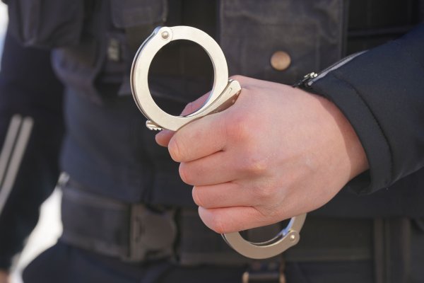 Nach der Flucht vor der Polizei sitzt jetzt ein 19-Jähriger wegen Beihilfe zum Mord in Untersuchungshaft. (Symbolbild) - © Marcus Brandt/dpa