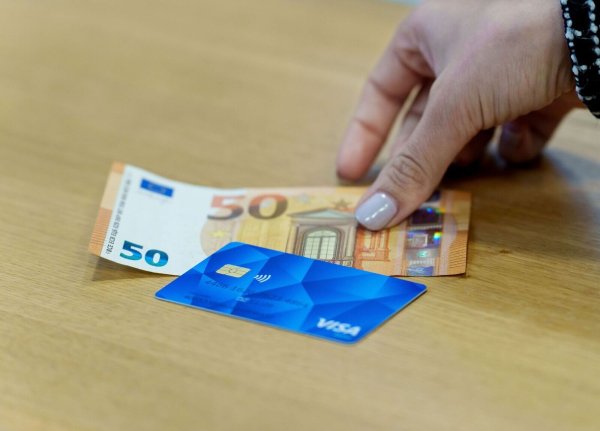 In den ersten Landeseinrichtungen werden Sozialleistungen an Geflüchtete nun nur noch als Karten-Guthaben statt in Bar ausgegeben. - © Andreas Arnold/dpa