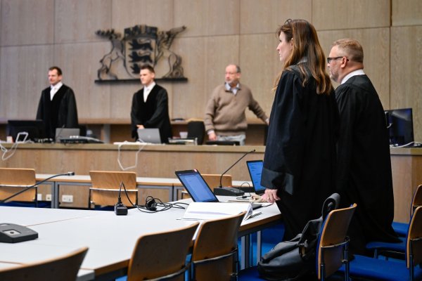 Das Urteil gegen das Paar - hier die Anwälte - könnte im Februar fallen. - © Uwe Anspach/dpa