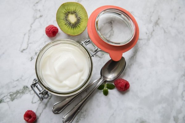 Frisches Obst peppt Joghurt richtig auf, doch manche Obstsorten können ihn bitter schmecken lassen. - © Christin Klose/dpa-tmn