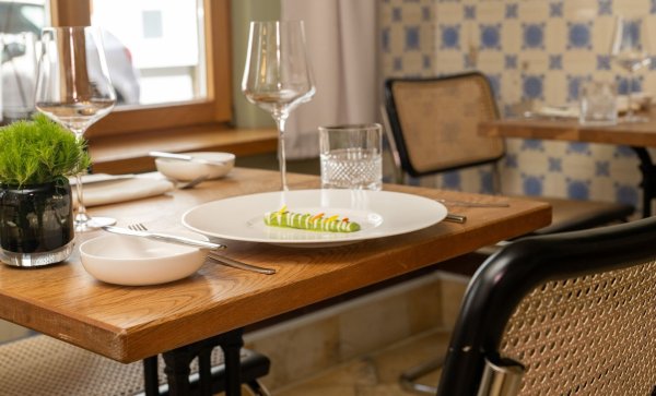 Im Restaurant allein zu essen, muss nicht unangenehm, sondern kann ein Genuss sein. Manche Restaurants stellen sich inzwischen sogar gezielt darauf ein. - © Stefan Puchner/dpa