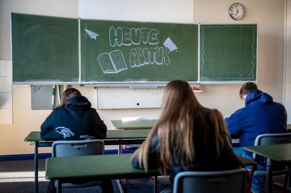 Für die Abitur-Aufgaben gibt es künftig ein neues Download-System. (Symbolbild) - © Sina Schuldt/dpa
