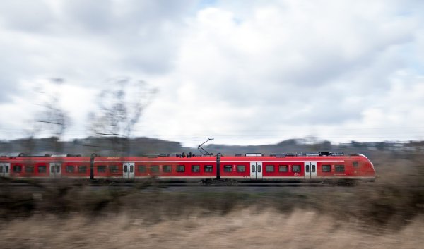 Die meisten S-Bahnen fahren nach dem Sturm wieder. (Archivbild) - © Bernd Thissen/dpa