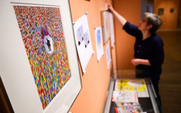 Vier deutsche Museen erinnern an den Anschlag auf das Satiremagazin «Charlie Hebdo» in Paris vor zehn Jahren. - © Julian Stratenschulte/dpa