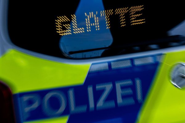 Schneeschauer könnten vor allem Donnerstagmorgen in NRW für glatte Straßen sorgen. (Archivbild) - © Rolf Vennenbernd/dpa