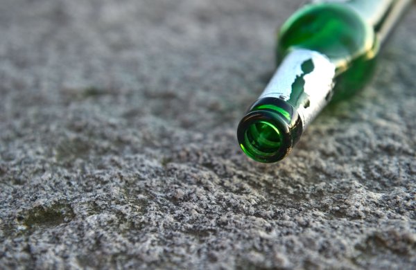 Zu Jahresbeginn verzichten viele auf Alkohol. - © Tobias Kleinschmidt/dpa/dpa-tmn