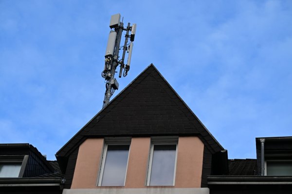 Ein Mobilfunk-Mast mit Antennen im Funkstandard 5G (quadratisch) und 4G (länglich) ist auf dem Dach eines Wohnhauses montiert. - © Wolf von Dewitz/dpa