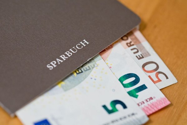 Der Wind hat einen 88-jährigen Mann beinahe um eine hohe Geldsumme gebracht. (Symbolbild) - © picture alliance / dpa