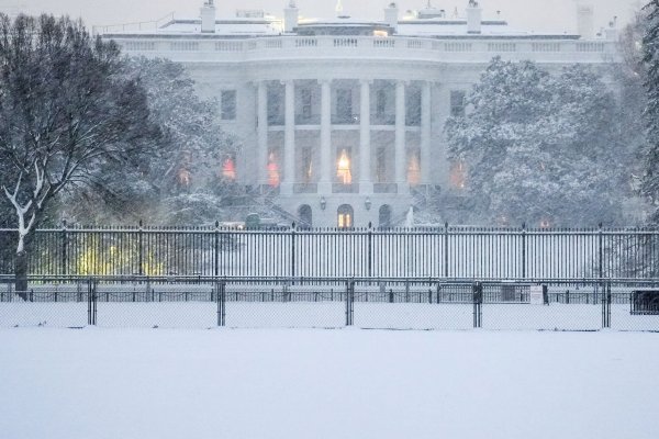 Auch in der US-Hauptstadt Washington und der Region fielen bis zu 20 Zentimeter Schnee. - © Matt Rourke/AP/dpa