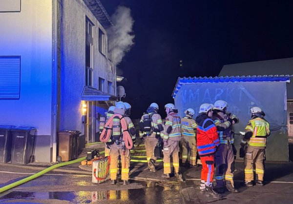Zwei der drei Wohnungen sind nach dem Brand nicht bewohnbar. - © -/Feuerwehr Bergisch Gladbach/dpa