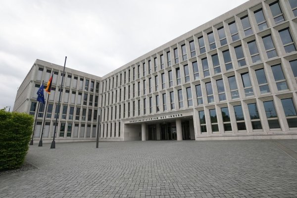 Das Bundesinnenministerium verweist auf den hohen Schutzgehalt von Artikel 16 Absatz 1 des Grundgesetzes. (Symbolbild) - © Jörg Carstensen/dpa