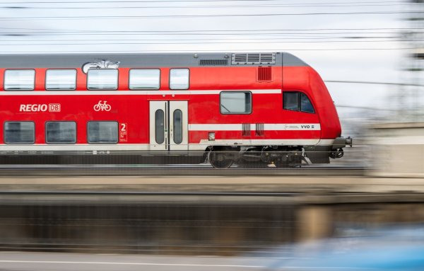 Eine echt aussehende Langwaffen-Nachbildung provozierte einen Einsatz der Bundespolizei in einem Regionalexpress. (Symbolbild) - © Robert Michael/dpa
