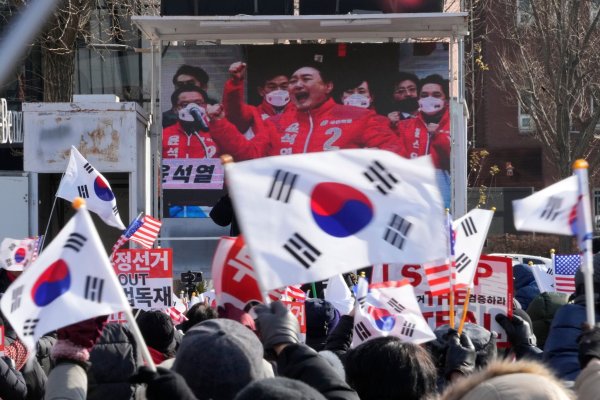 Ein Bezirksgericht in Seoul hat laut Yonhap den Haftbefehl gegen Yoon verlängert. - © Ahn Young-joon/AP/dpa