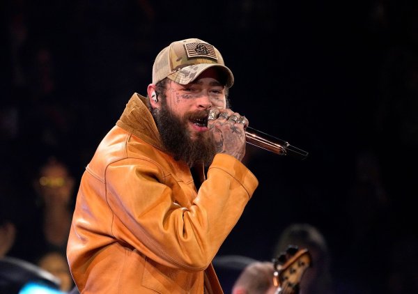 Post Malone versüßte einer Barkeeperin in Houston das Weihnachtsfest. (Archivbild) - © George Walker IV/Invision/AP/dpa