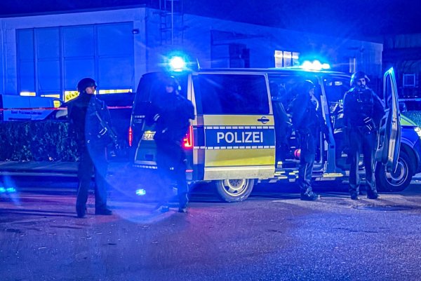 Die Polizei war auch mit Spezialkräften im Einsatz bei der Maschinenbaufirma in Bad Friedrichshall. - © Fabian Koss/onw-images/dpa