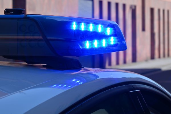 Ein sächsischer Polizist ist bei einem Einsatz in Lauchhammer im Süden Brandenburgs von einem Auto erfasst und getötet worden. (Symboöbild) - © Patrick Pleul/dpa