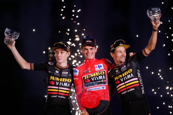 Sepp Kuss (M), Jonas Vingegaard (l) und Primoz Roglic räumten 2023 bei den Grand Tours ab. - © Manu Fernandez/AP/dpa