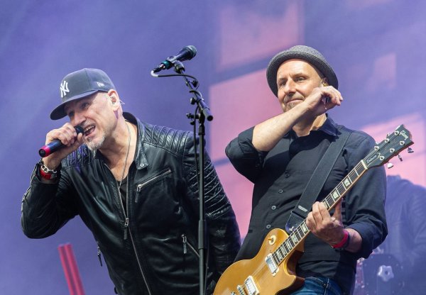 Kai Wingenfelder (l), Sänger, und Thorsten Wingenfelder, Gitarrist, treten bei einem Autokonzert in Hannover auf. - © Lucas Bäuml/dpa