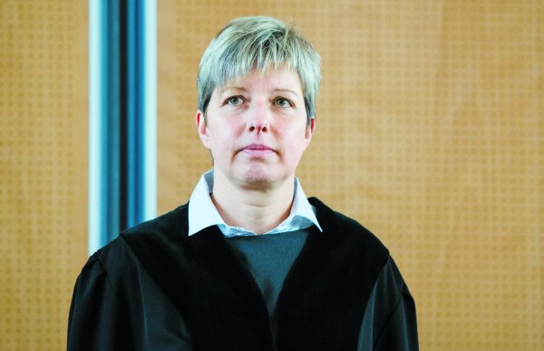 Richterin Anke Grudda, aufgenommen am 11.02.2016 in Detmold (Nordrhein-Westfalen). Einem 94-Jährigen Auschwitz-Wachmann wird Beihilfe zum Mord in mindestens 170 000 Fällen vorgeworfen. Der Prozess vor dem Landgericht Detmold findet in den Räumen der Industrie und Handelskammer IHK statt. - © dpa