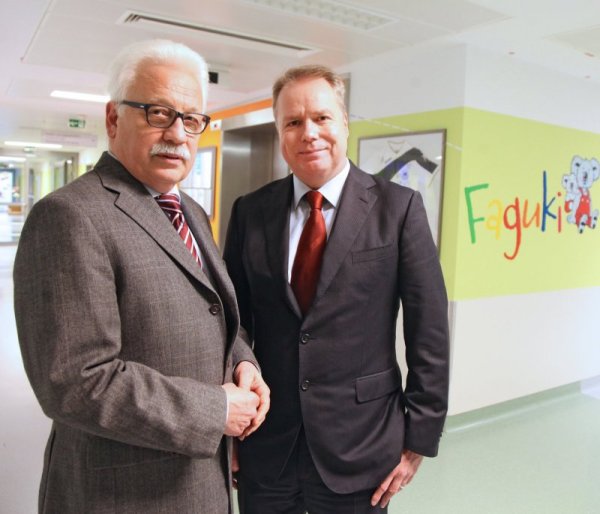 Der frühere Klinikchef Peter Schwarze (links) und Klinik-Chef Ingo Breitmeier bei der Vorstellung Breitmeiers im Januar 2015. Jetzt übernimmt Schwarze das Amt von Breitmeier kommissarisch. - © Archivfoto: Vera Gerstendorf-Welle