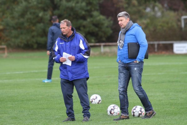 Feilen am Erfolg: Salzuflens Trainer Frank Biermann (links) und Manager Jörg Pundmann, der auf seinem in der Aktentasche steckenden Notizblock noch Namen von potenziellen Neuzugängen aufbewahrt. - © Dietmar Welle