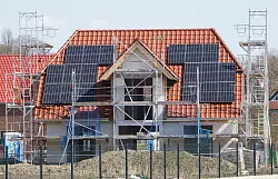 Bei Neubauten in NRW muss die Solaranlage mindestens 30 Prozent der gesamten Dachfläche bedecken. - © Mia Bucher/dpa