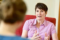 Melanie Rosendahl ist Geschäftsführerin des Frauennotrufs Bielefeld. Die Gesetzesänderung zur "Pille danach" hat eine als Signalwirkung, sagt sie. - © Christian Weische