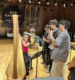 Helene Schütz erklärt Studenten in Hangzhou Spieltechniken auf der Harfe. - © Ensemble Horizonte