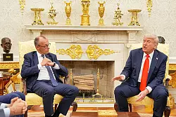 Treffen im Wei&szlig;en Haus am 5. Juni 2025: Bundeskanzler Friedrich Merz (l.) und US-Pr&auml;sident Donald Trump haben nach den Worten von Merz pers&ouml;nlich einen guten Draht zueinander gefunden. - &copy; Michael Kappeler/dpa