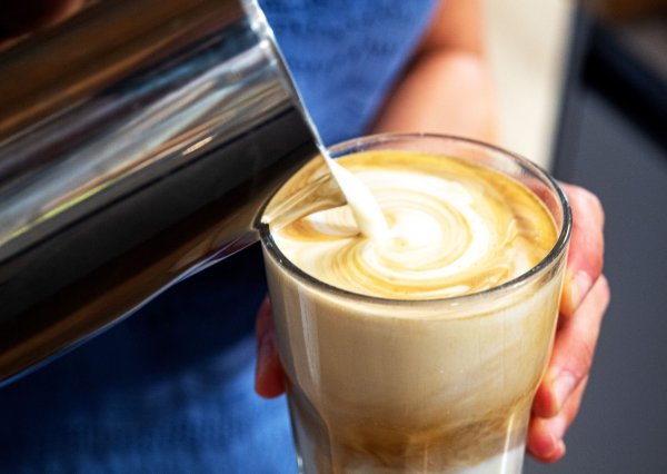 Gleicher Süßungseffekt: Wer seinen Kaffee für gewöhnlich mit Zucker trinkt, kann auch laktosefreie Milch statt Kuhmilch nehmen. - © Bernd Diekjobst/dpa-tmn