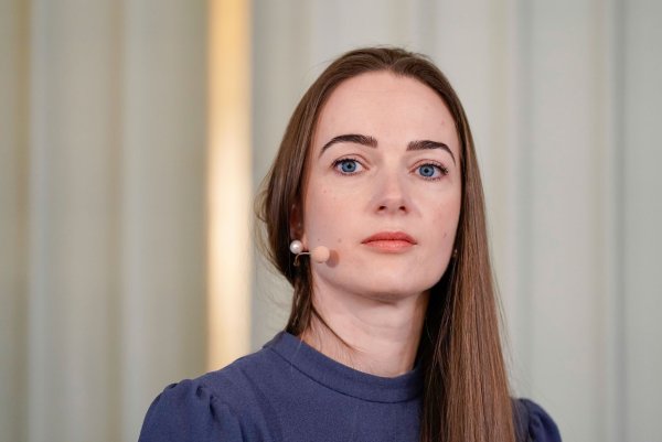 Mehr als 130 Nobelpreisträger haben eine Petition unterschrieben, eingefrorene russische Vermögenswerte für die Ukraine zu verwenden. Sie wurde der Friedensnobelpreisträgerin Oleksandra Matwijtschuk überreicht. - © Håkon Mosvold Larsen/NTB/dpa