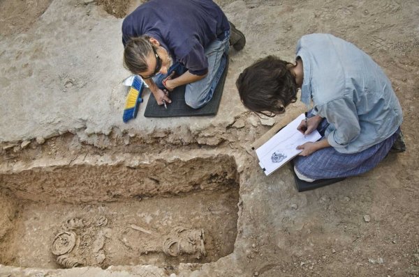 Archäologen finden Leiche von Nonne mit schweren Eisenringen - © Yoli Schwartz/Israelische Altertumsbehörde/dpa