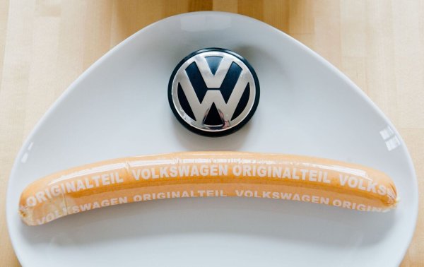 Die VW-Currywurst ist nicht nur in den Werkskantinen erhältlich, sondern auch in vielen Supermärkten. (Archivfoto) - © Julian Stratenschulte/dpa