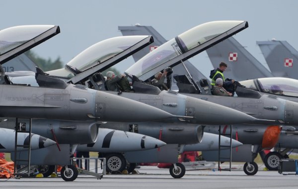 US-Kampfjets vom Typ F-16 während eines Nato-Manövers. (Archivbild) - © Marcus Brandt/dpa