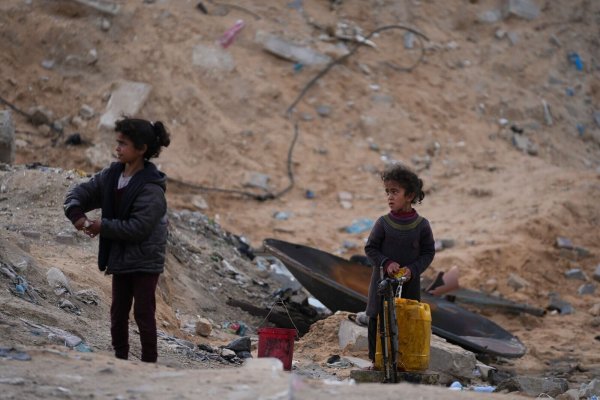 Israel könnte Berichten zufolge auch die Wasserversorgung kappen. (Archivbild) - © Jehad Alshrafi/AP/dpa