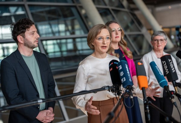 Die Grünen machen Druck auf Union und SPD. - © Michael Kappeler/dpa