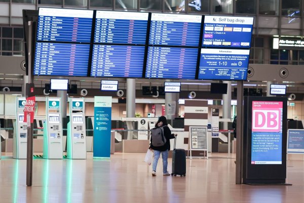 Beschäftigte, deren Rückflug aufgrund eines Warnstreiks verschoben wurde und jetzt andernorts feststecken, sollten schnellstmöglich ihren Arbeitgeber kontaktieren. - © Christian Charisius/dpa/dpa-tmn