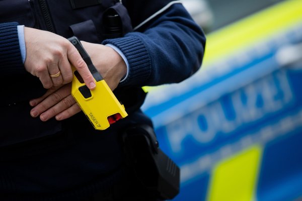 Auch ein Taser kam zum Einsatz, um den Mann zu entwaffnen. (Symbolbild) - © Rolf Vennenbernd/dpa