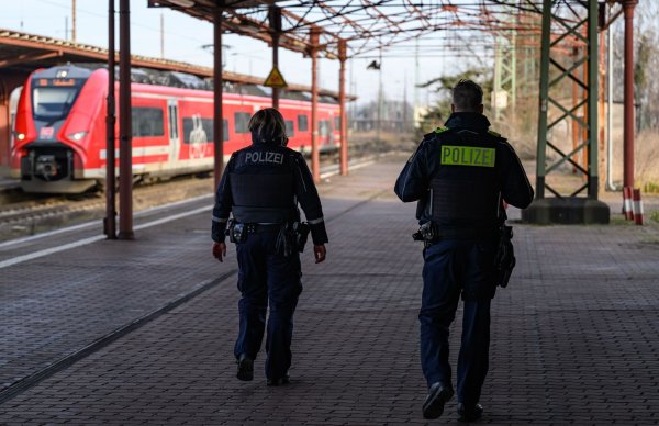 Stationäre Grenzkontrollen sind im Schengen-Raum eigentlich nicht vorgesehen und müssen, da wo sie trotzdem eingerichtet werden, bei der EU-Kommission angemeldet werden. (Archivfoto) - © Patrick Pleul/dpa