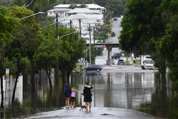In der Millionenstadt Brisbane sind viele Straßen überschwemmt. - © Jono Searle/AAP/dpa