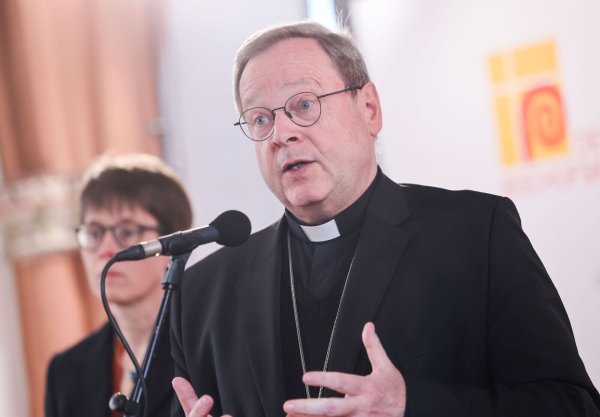 Der Vorsitzende der Deutschen Bischofskonferenz, Georg Bätzing, sieht die Bedrohung der Christen in Ländern des Nahen Ostens mit Sorge. - © Oliver Berg/dpa