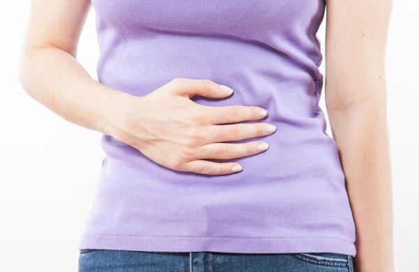 Kleine Mahlzeit, große Kugel: Für einen Blähbauch sind Gase in Magen und Darm verantwortlich. - © picture alliance / Christin Klose/dpa-tmn